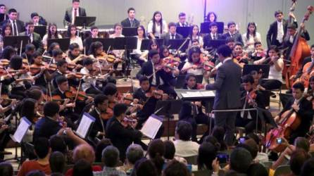 Los conciertos de la orquesta sinfónica de la Victoriano encantan a miles de sampedranos que disfrutan la buena música. Foto: Amílcar Izaguirre.