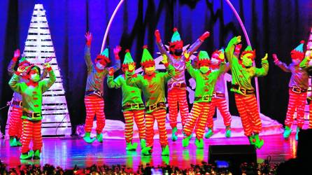 Los alumnos de primer grado de primaria salieron al escenario con trajes de elfos para realizar su colorida coreografía.