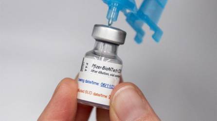 En un comunicado, la FDA indicó que las vacunas aprobadas son la de Moderna y la de Pfizer-BioNTech.