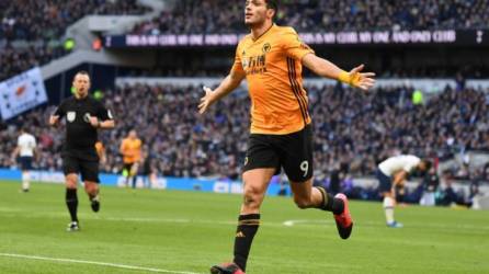 El mexicano Raúl Jiménez lleva 13 goles en la presente campaña de la Premier League de Inglaterra. Foto AFP.