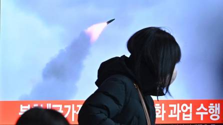 El nuevo lanzamiento de misil fue la primera prueba a la que asiste Kim Jong Un desde el 2020.