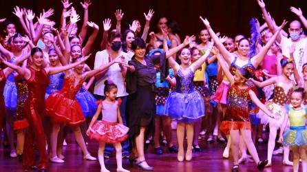 La academia de danza ofreció una noche artística en honor a sus 25 años de fundación.