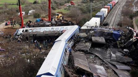 Rescatistas en la escena de la colisión de trenes, cerca de la ciudad de Larissa, Grecia, el 01 de marzo de 2023.