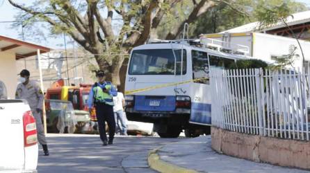 Un policía murió este miércoles y otro resultó herido de bala en un asalto perpetrado por desconocidos armados a los pasajeros de un autobús en Tegucigalpa, informó la Policía Nacional.