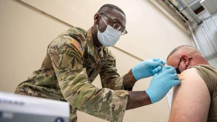 Los militares estadounidenses que se rehúsen a vacunarse contra el covid 19 serán dados de baja.