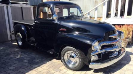 Fotografía cedida por Barrett-Jackson Collector Car Auction, donde se aprecia el Chevrolet 3100 Pickup 1954, personalizado del actor estadounidense Bruce Willis, que forma parta de cerca de 1800 autos que salieron a subasta.