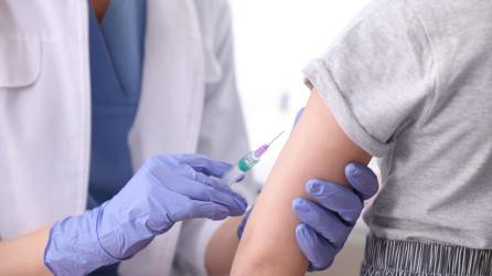 La única manera de impedir nuevas enfermedades es garantizar que de nuevo se tengan altas coberturas de <b>vacunación</b>.