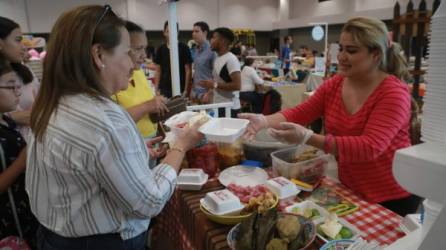 Una microempresaria vende tamales en Bazar del Sábado. Foto: Archivo.