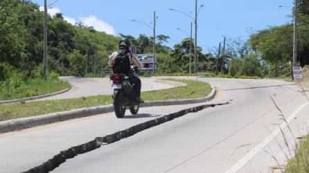 En la carretera que conduce a la aldea El Ajagual el pavimento se partió en dos.