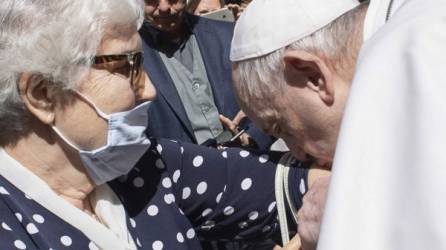 'Soy uno de los pocos supervivientes. Más de 200,000 niños murieron allí', dijo la anciana al líder de la Iglesia católica.