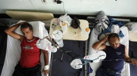 Dos pacientes contagiados por la epidemia de dengue son atendidos en un hospital de la zona oeste de Río de Janeiro.