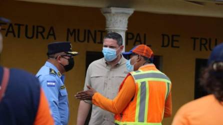 El ministro de Copeco, Max González, durante inspecciones en municipios costeros de Honduras.