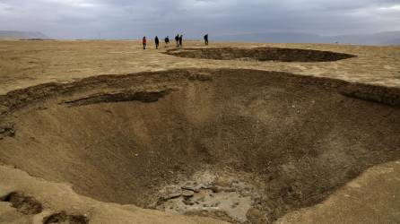 Los gigantescos cráteres aparecen a medida que el mar Muerto se encoge.
