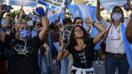 La gente protesta contra el presidente argentino Alberto Fernández y las nuevas restricciones para mitigar la propagación del nuevo coronavirus.