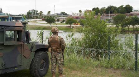 El gobernador de Texas, Greg Abbott, ordenó el despliegue de vehículos militares blindados en la frontera sur para frenar el paso de inmigrantes.
