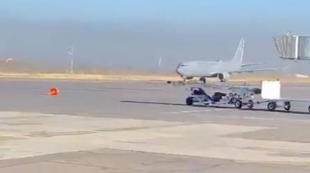 Video: Avión militar recibido a disparos por grupos armados