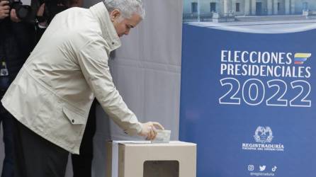 El presidente de Colombia, Iván Duque, vota hoy durante la jornada de elecciones para elegir presidente de Colombia.