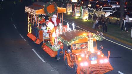La carroza de Pollo Gold Chicken Gold fue una de las favoritas. El desfile de carrozas navideñas se realizó desde las 105 Brigada hasta el Monumento a la Madre en San Pedro Sula.