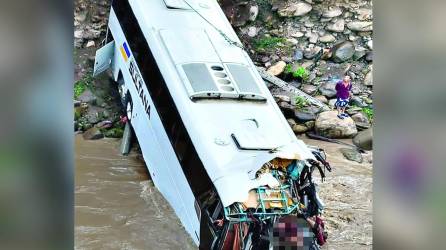 El bus cayó al río en Copán.