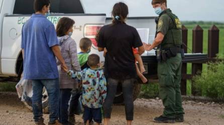 Actualmente, los casos de los extranjeros que cruzan ilegalmente la frontera y piden asilo pasan a la consideración de jueces de inmigración.