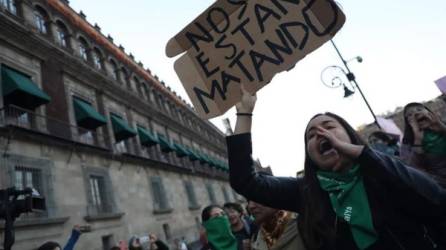 Colectivos y organizaciones feministas protestan este martes frente al Palacio Nacional por la muerte de Fátima, la niña de siete años cuyo cuerpo fue localizado el pasado fin de semana, en Ciudad de México, México. EFE/ Sáshenka Gutiérrez.