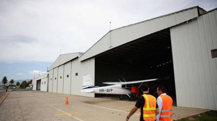 Dos pilotos hacen un recorrido por los hangares restaurados por el Aeroclub San Pedro Sula.