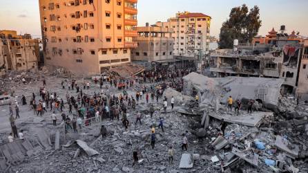 La gente busca entre los escombros supervivientes y los cuerpos de las víctimas tras el bombardeo israelí en Rafah, en el sur de la Franja de Gaza, el 6 de noviembre de 2023, en medio de continuas batallas entre Israel y el grupo militante palestino Hamás.