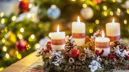 Convierte tus velas en lindos adornos navideños.