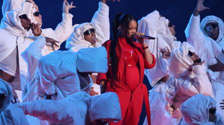 Rihanna se presentó completamente de rojo con un body que reveló un abultado vientre, despertando las alertas de un posible embarazo.