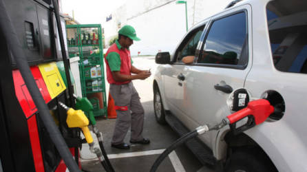 AM Caos en gasolineraspor cambio de galÃ³n a litroMedida comenzÃ³ a ser aplicada ante precio rÃ©cord de gasolina.A nivel internacional el crudo bajÃ³ 2.36 dÃ³lares por barril 17 Sept 2012