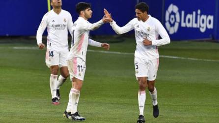 Varane celebrando uno de sus dos goles ante Huesca. Foto AFP.