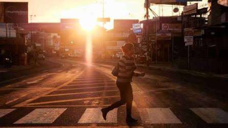 Una mujer atraviesa un cruce peatonal en la ciudad de San José.