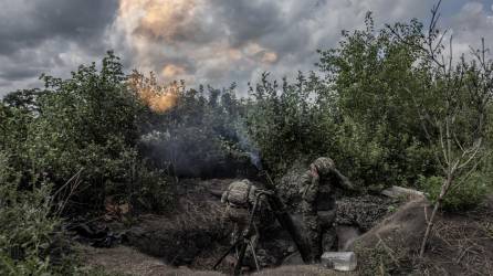 Un equipo de morteros ucraniano dispara contra una posición de trinchera rusa cerca de Niu York, Ucrania, el 23 de julio de 2023.