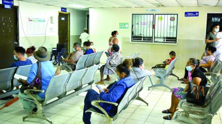 Las clínicas y las salas de espera se mantienen saturadas en el hospital Atlántida.