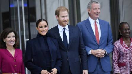 El príncipe Harry y su esposa Meghan Markle iniciaron este jueves un viaje a Nueva York con la visita a la 'Torre de la Libertad' y el memorial a las víctimas de los atentados del 11 de septiembre de 2001.