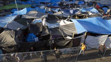Los solicitantes de asilo esperan la respuesta a su proceso en campamentos improvisados en Tijuana y Ciudad Juárez.