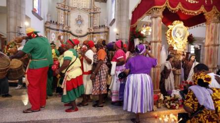 Los garífunas agasajaron ayer a la Patrona de Honduras con la alegría propia de su cultura, con muchos cantos y tambores.