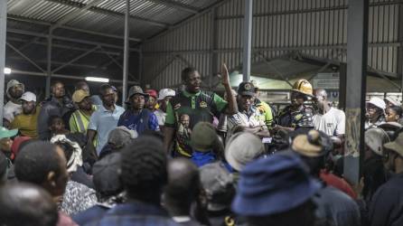 Líder sindical se dirige a los agremiados por enfrentamiento entre organizaciones sindicales mineras en Sudáfrica.