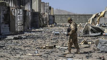 Un miembro de la unidad militar talibán Badri 313 camina entre los escombros de la base destruida de la Agencia Central de Inteligencia (CIA) en el distrito de Deh Sabz al noreste de Kabul el 6 de septiembre de 2021 después de que Estados Unidos retirara todas sus tropas del país.