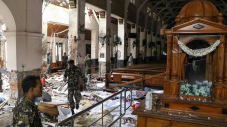 Al menos 207 personas, incluyendo docenas de extranjeros, murieron y centenas resultaron heridas este domingo en atentados contra tres iglesias que celebraban la misa de Pascua y cuatro hoteles de lujo en Sri Lanka.