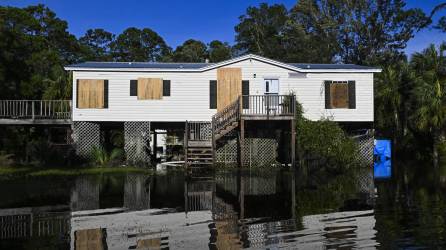 Varias zonas siguen inundadas tras el paso de Idalia por el noroeste de Florida.