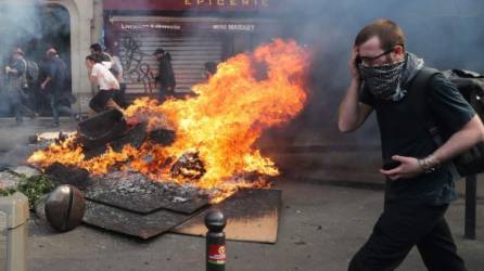 La tensión iba en aumento el miércoles en París, tras los primeros choques entre militantes radicales y policías, poco antes del inicio de la tradicional marcha del 1 de mayo, bajo fuertes medidas de seguridad.