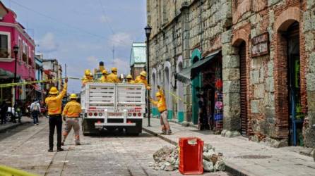 Trabajadores remueven los escombros en Oaxaca tras el potente sismo que causó seis muertos./AFP.
