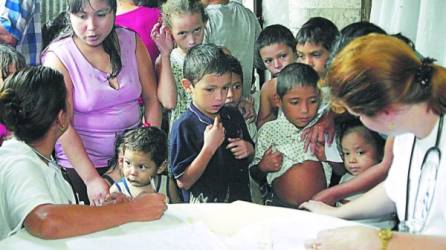 Médicos cubanos ayudan a miles de hondureños.