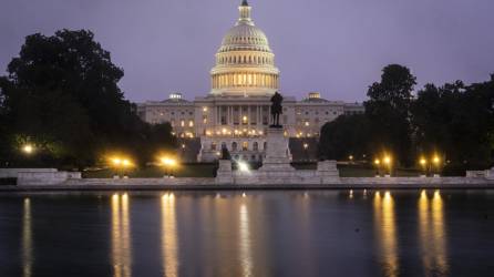El Senado de EEUU llegó a un acuerdo para suspender el techo de endeudamiento y evitar que el país incurra en una suspensión de pagos de la deuda nacional.