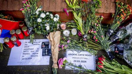 Una fotografía tomada frente a la embajada de Rusia en La Haya muestra ramos de flores en un monumento improvisado, un día después de un ataque con armas en Moscú.