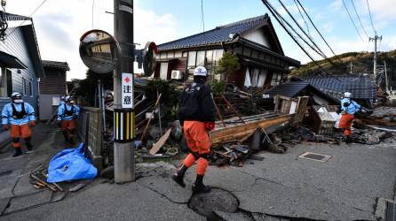 Los rescatistas japoneses corren “contra el tiempo” este martes para rescatar a los sobrevivientes del violento <b>terremoto</b> que sacudió el centro del país el día de Año Nuevo y dejó al menos 48 muertos y enormes daños