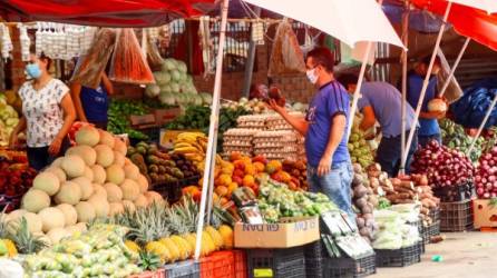 Son varios mercados municipales donde se pueden aplicar las medidas de bioseguridad en San Pedro Sula, pero prácticamente todo el centro de la ciudad está lleno de vendedores. Fotos: M.Cubas.