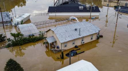 Las autoridades de Misisipi declararon el martes una emergencia sanitaria después de que inundaciones sin precedentes dañaran los sistemas de tratamiento y dejaran a 180,000 personas sin agua potable en Jackson, la capital del estado.