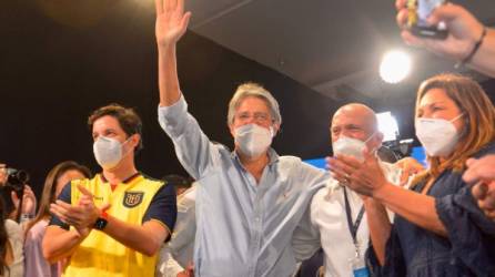 Lasso obtiene el 52,51 % en el balotaje de este domingo, frente al 47,49 % de su rival Andrés Arauz, según resultados del CNE Ecuador. Foto AFP